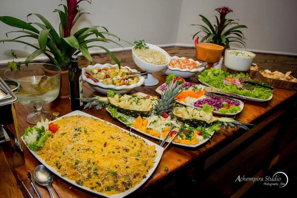 Mesa com diferentes preparações gastronômicas